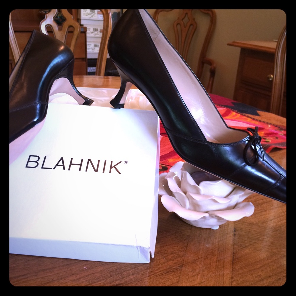 Manolo Blahnik new Black Stitched Leather pumps